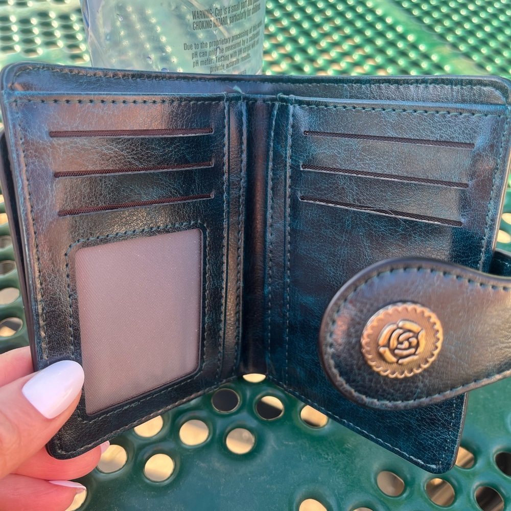 Bundle of 2 women’s wallets ( green &red)